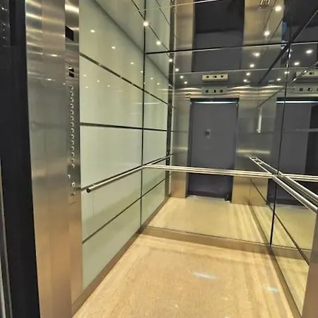 Axa-tower Apartment *